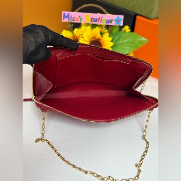 Auth CÈLINE Preowned Burgundy Leather Shoulder Bag with Gold Chain - Picture 16 of 17